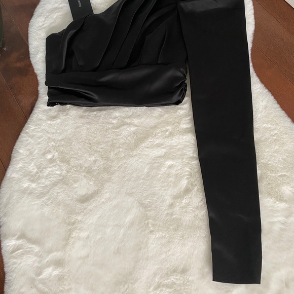 🔴SOLD FashionNova One shoulder satin blouse - Picture 4 of 4